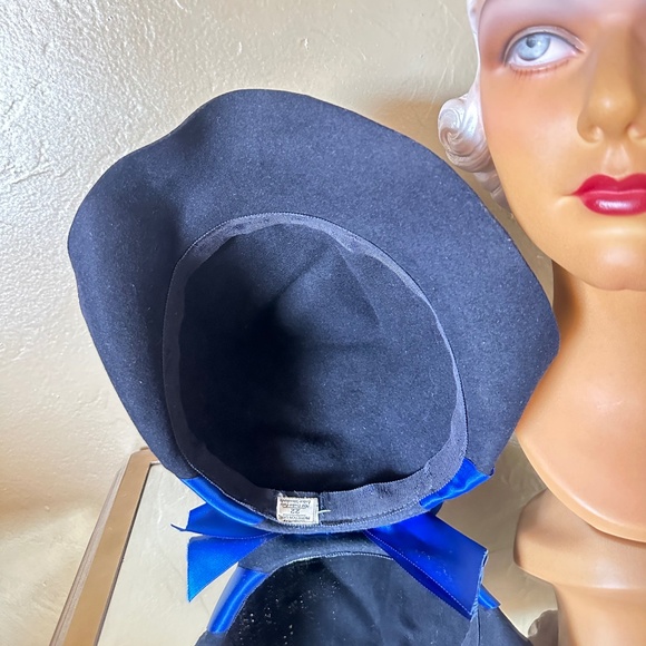 CLASSIC 1930s' NAVY CLOCHE WITH ROYAL BLUE BAND/BOW + JEWEL BROOCH - Picture 14 of 15